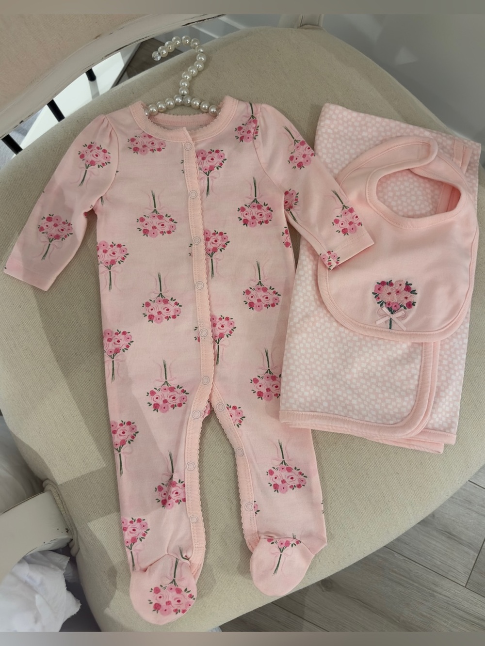 🦢 3 Mth Pink Floral Bow Baby Girl Footed Sleeper with Matching Bib & Blanket NWT